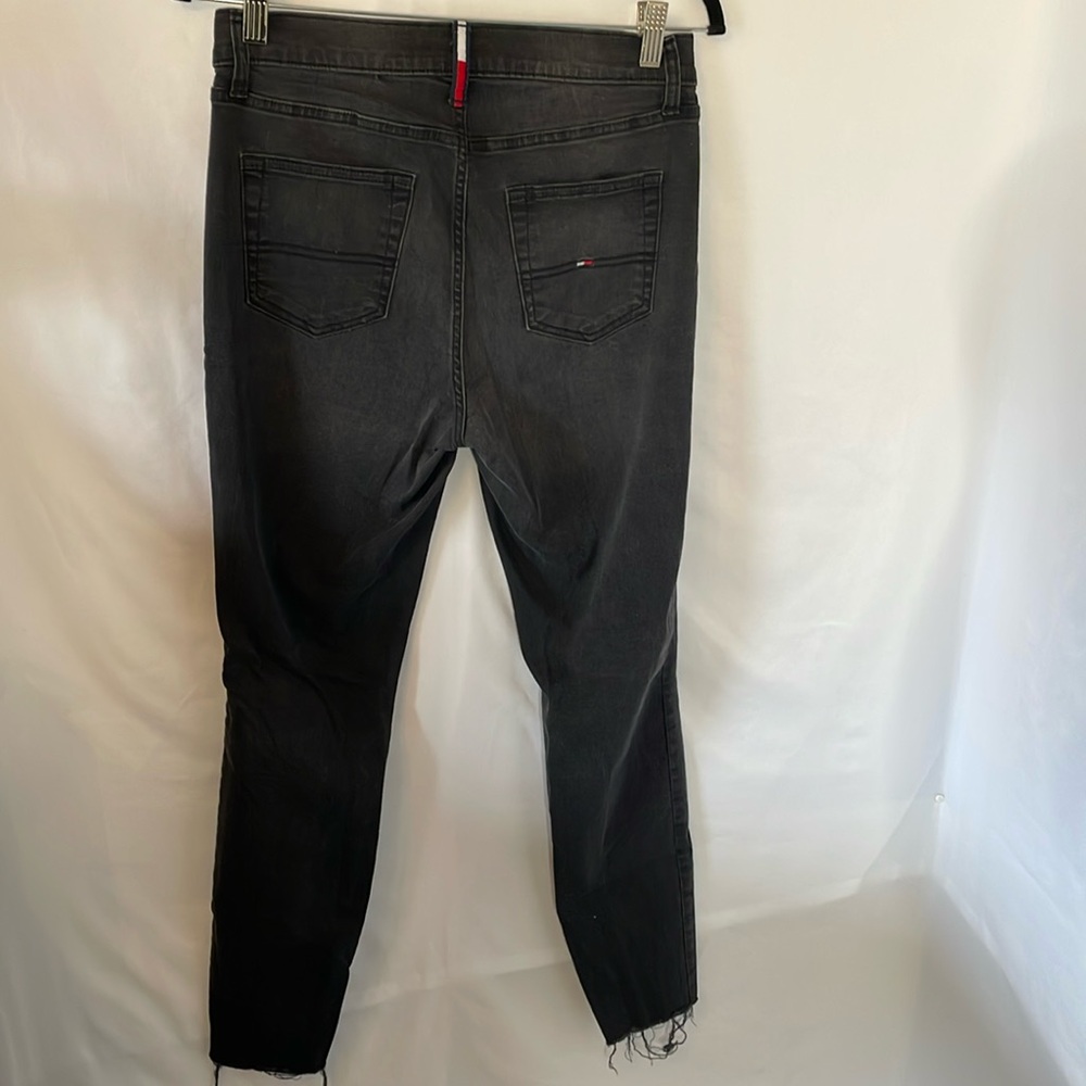 Tommy Hilfiger black stretchy jeans size 8 curve legging frayed bottom
